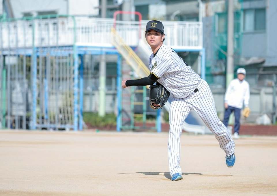野球教室で投球する高橋遥人投手